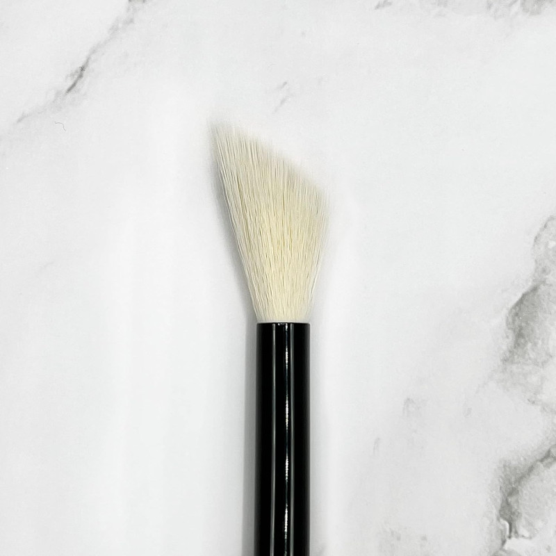 Скошений пензель для хайлайтера | IMPALA SMALL SLANTED DUO FIBER BRUSH №30